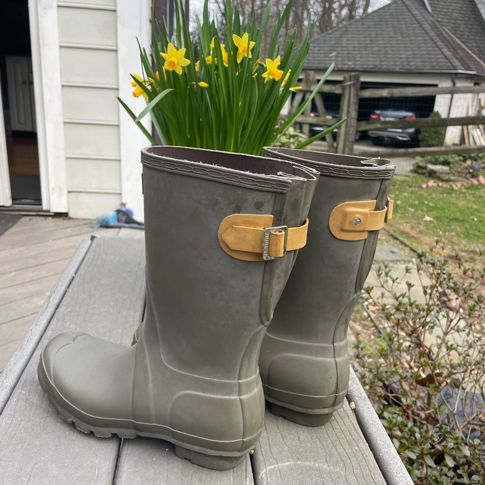 Army green hunter mid calf rain boots. Women’s UK 6, US 8. Lightly worn